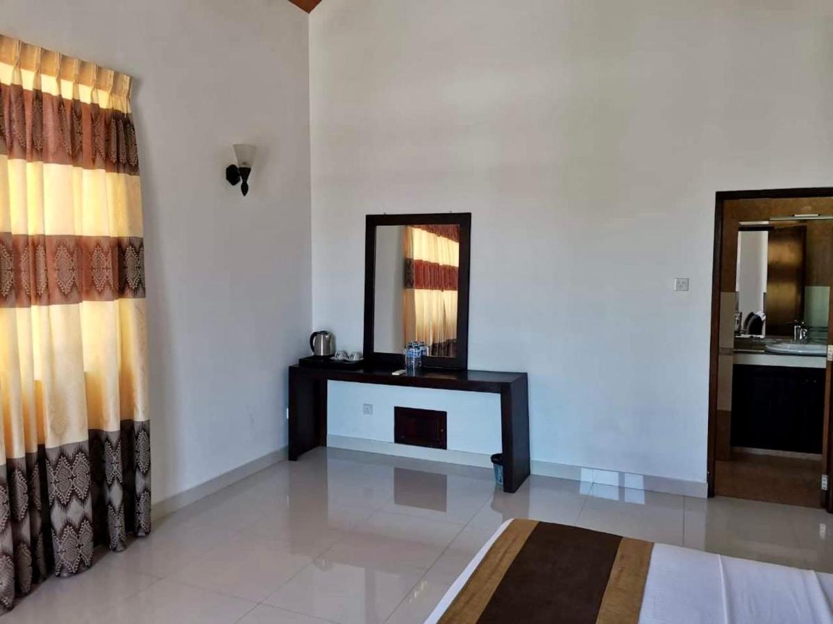 Aradhana Airport Transit Hotel Katunayake Exterior photo
